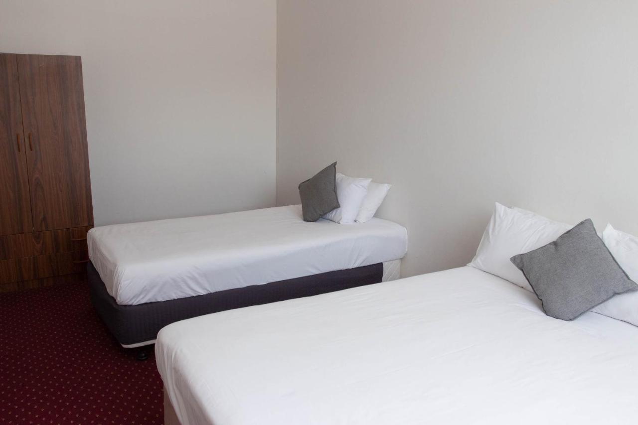 Deze driepersoonskamer heeft een gedeelde badkamer.
