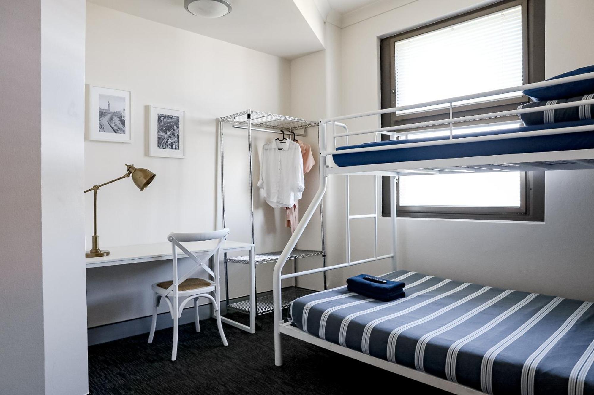 Deze driepersoonskamer heeft een gedeelde badkamer.